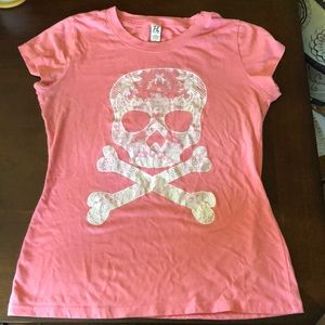 T-shirt with skull on the front